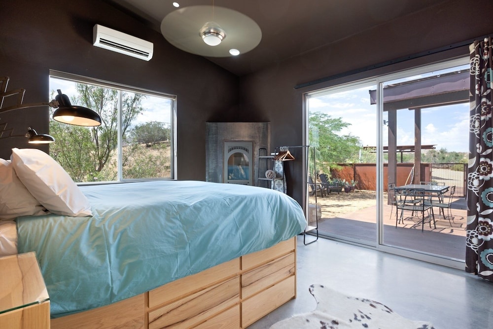 Jackalope Junction-pool, Hot Tub, Fire Pit, Bbq & Desert Views! 2 Bedroom Home by RedAwning