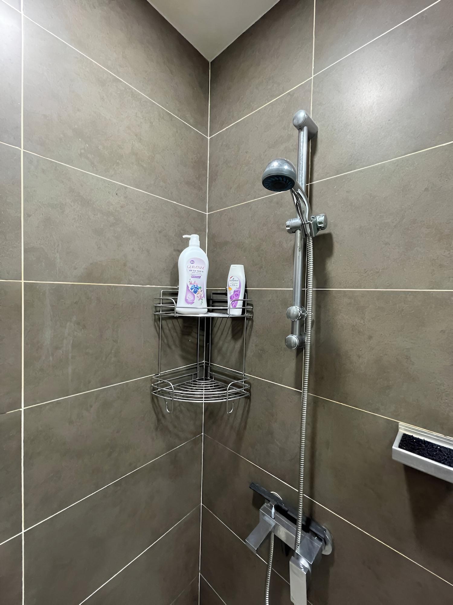 3 Bed Rooms Near Center