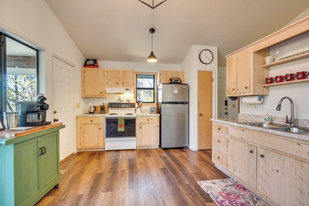 Hiwassee Lake Access: Pet-friendly Cabin w/ Views!