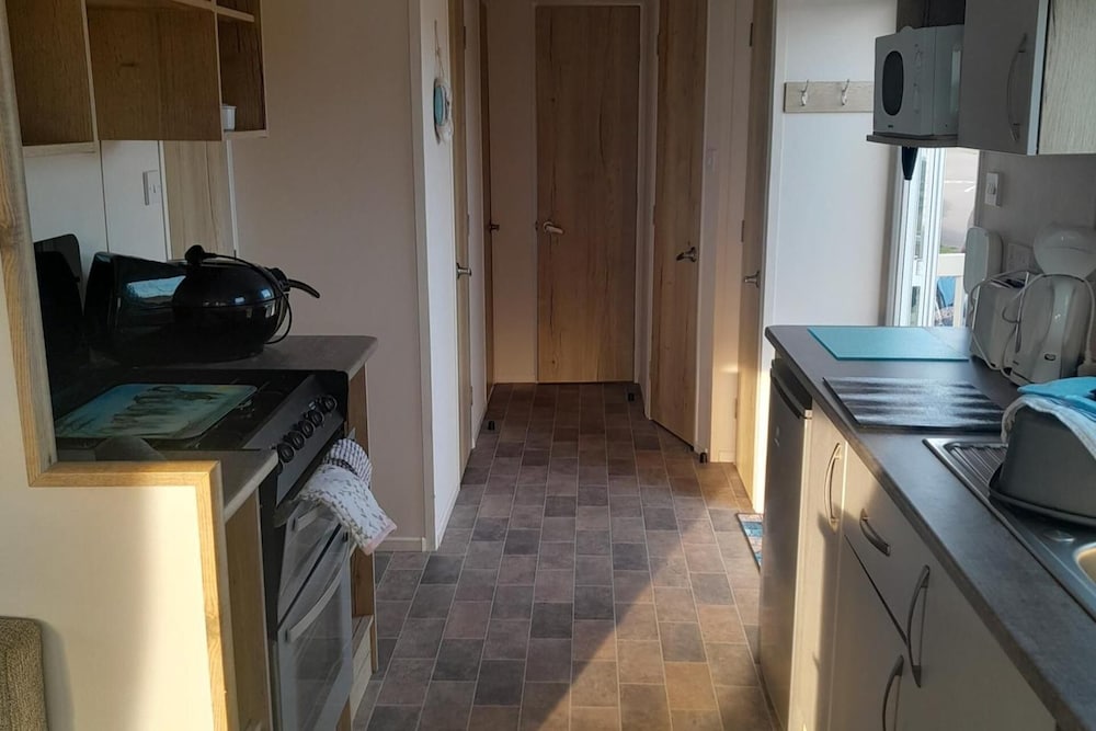 3 Bed-sleeps 6-pets-parking-5 Min to Beach