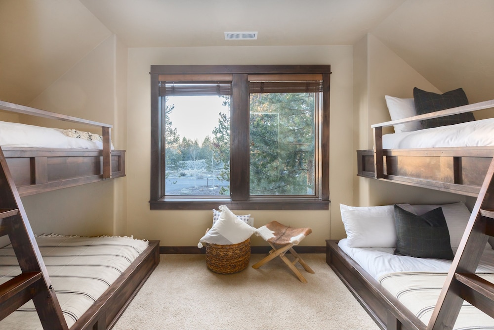 Klamath by Avantstay Gorgeous Mountain Home w Fire Pit Spa Lake Views