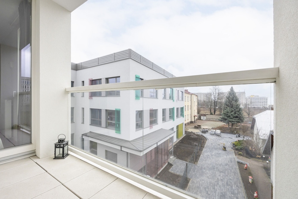 Bobrowiecka Modern Apartment by Renters