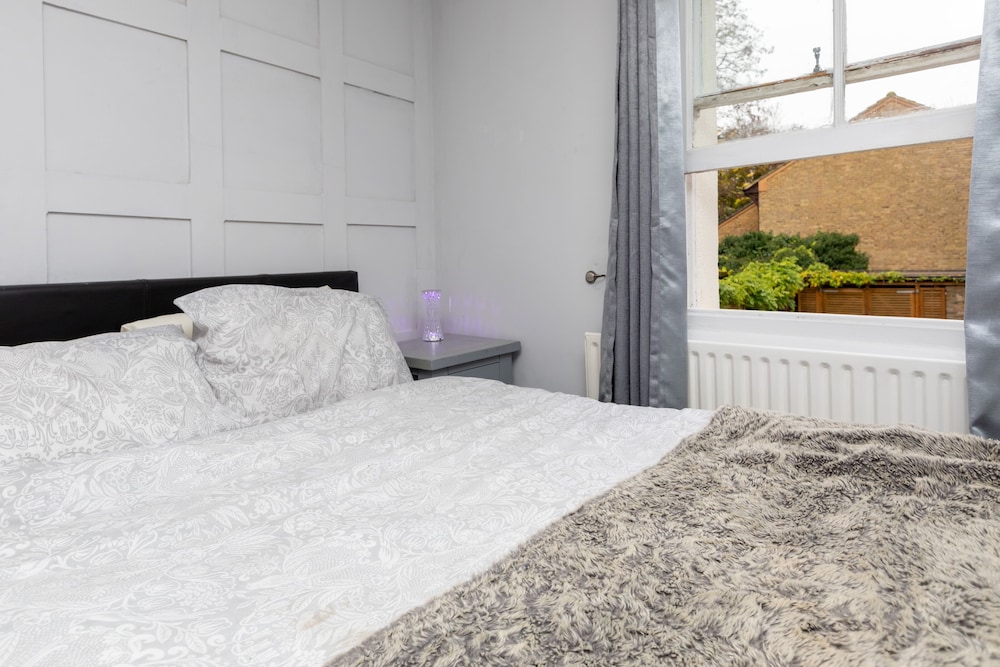Charming 1-bed Studio Annex,parking,kitchen,wifi