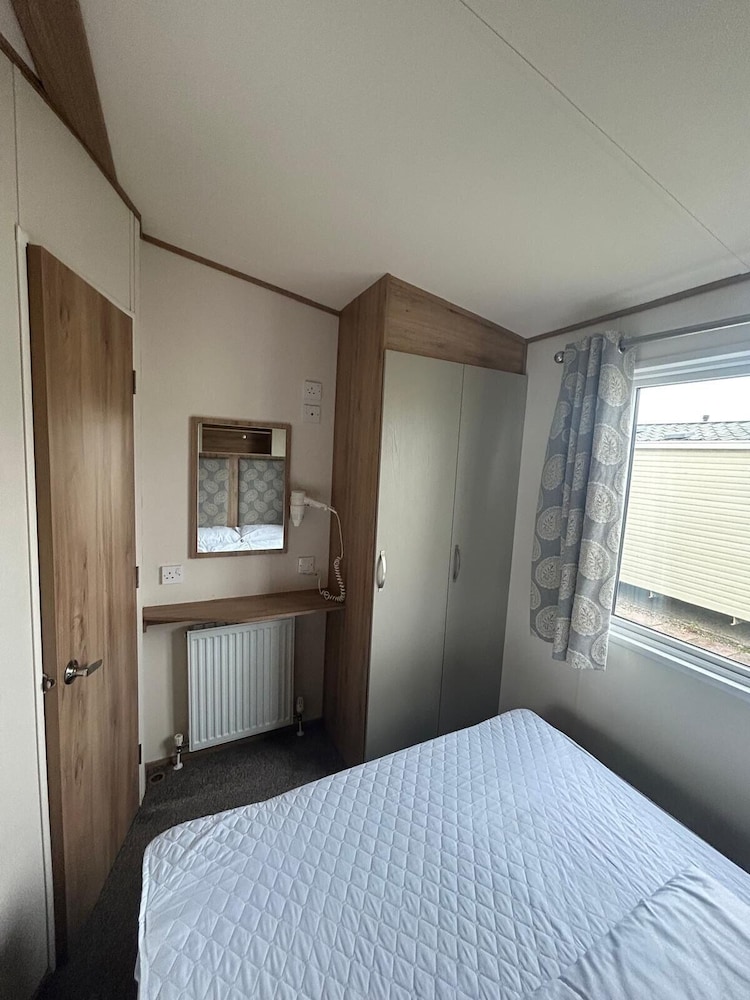 Familycaravan-seaview-garden-ensuite-nearbeach