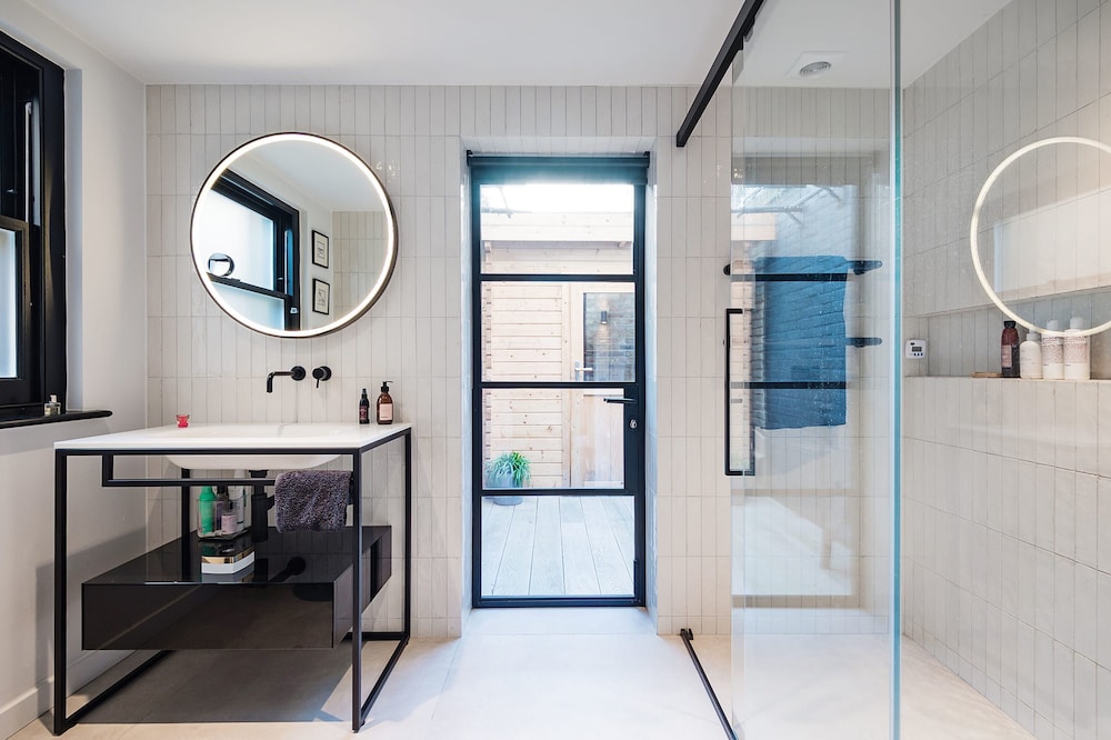 Notting Hill 2 Bed With Sauna - by Out of Office Lifestyle