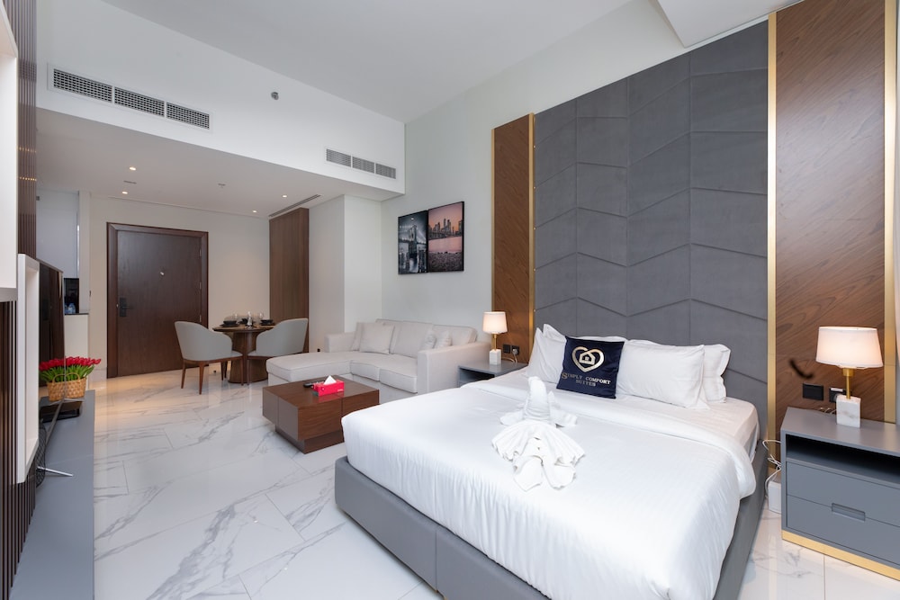 SIMPLY COMFORT Urban Chic Suites in J One Tower City & Canal Views