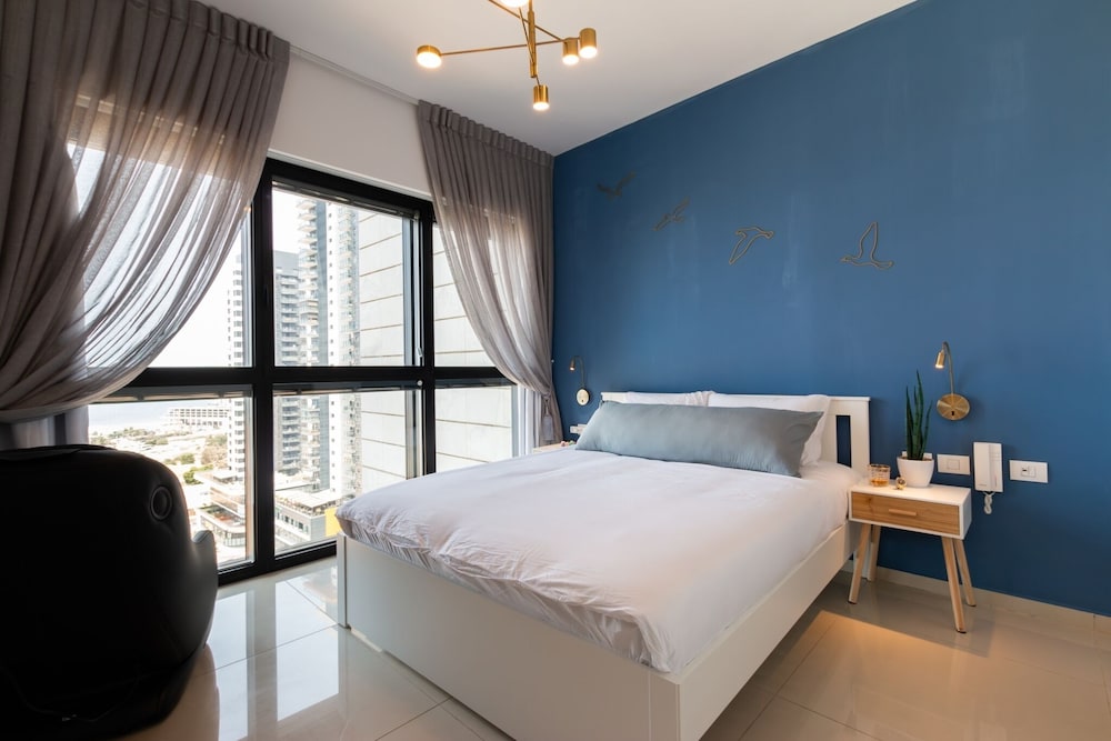 3 BR SeaFront APT Prestigious Tower