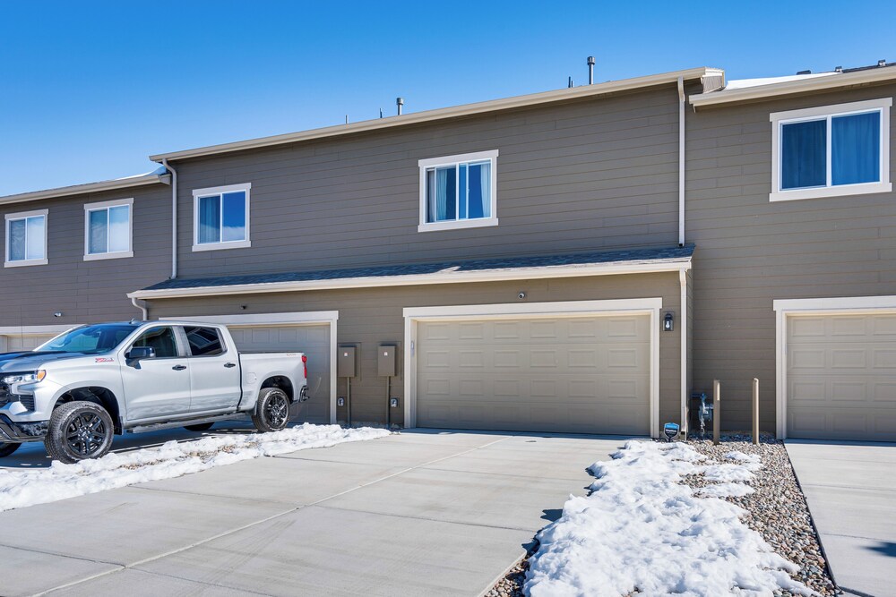 10 Mi to Fort Carson: Newly Built Townhome!