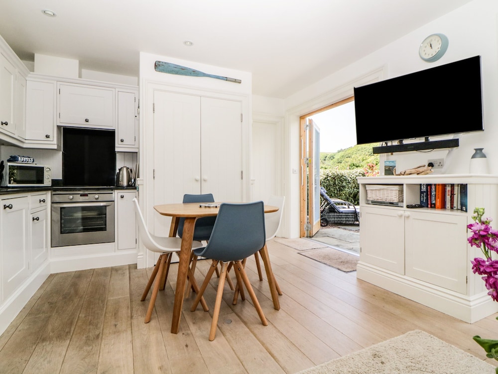 2 Garden Apartment