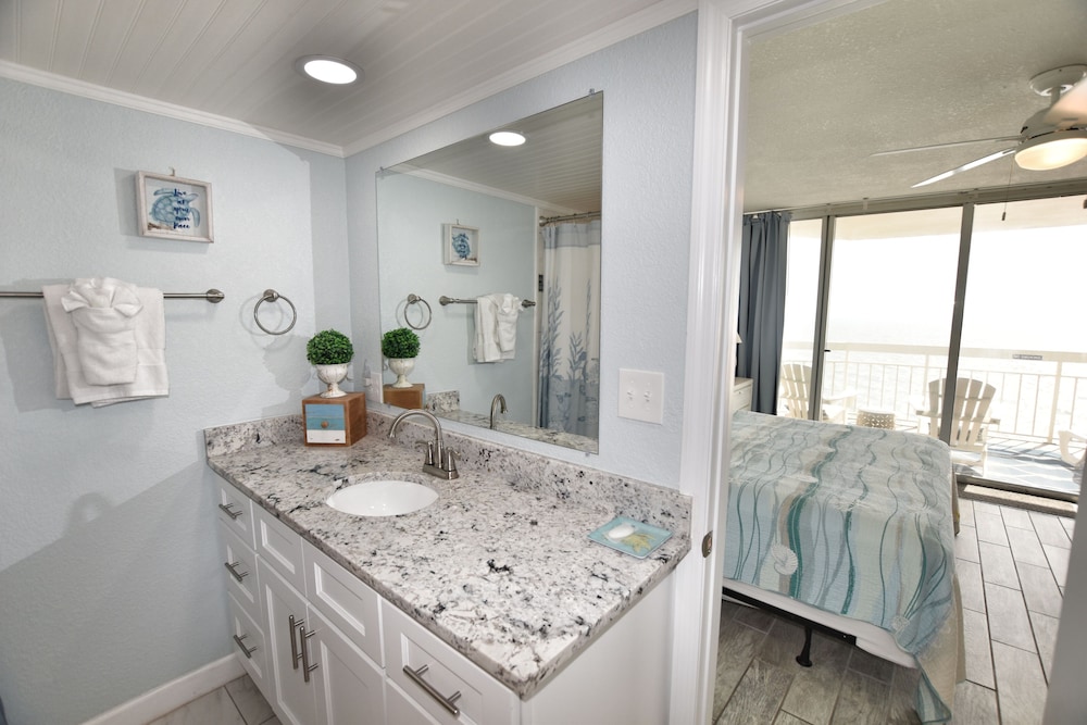 1201 Waters Edge Resort 3 Bedroom Condo by RedAwning view 4