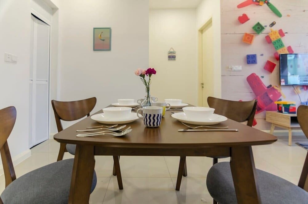 Chic 2BR Dpristine 9 Next to Legoland Free Parking
