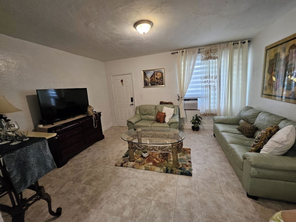 Pet-friendly Brickell Stay Near Beach & City