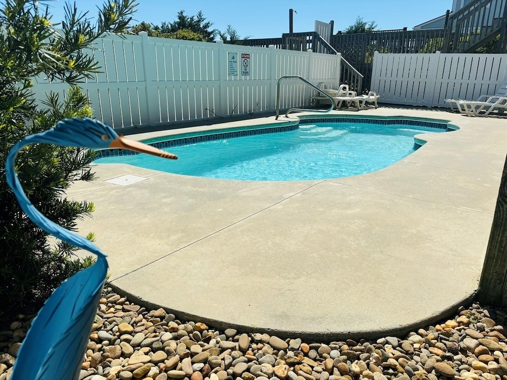 Clamelot 4 Bedroom Home by RedAwning