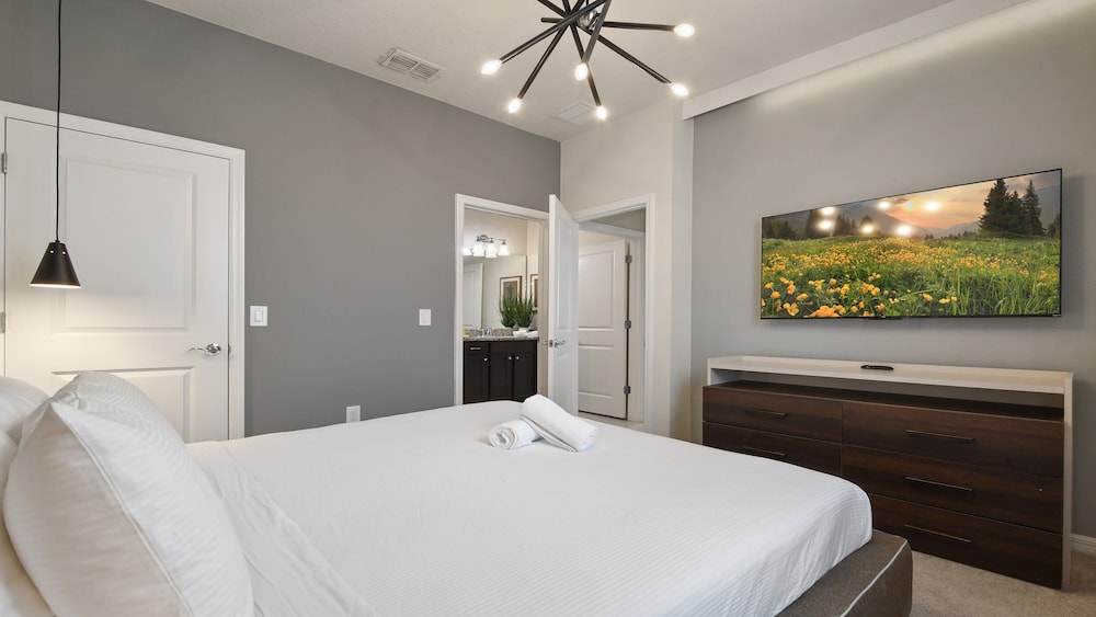 Lux Family Home in Exclusive Windsor Island Resort