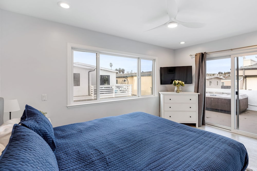 Shelly by Avantstay Steps to the Beach Deck w Ocean Views 5bdr