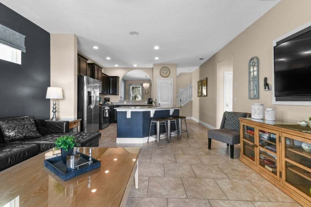 Spacious 5-Bedroom Resort Pool Home with Lake View 5 Villa