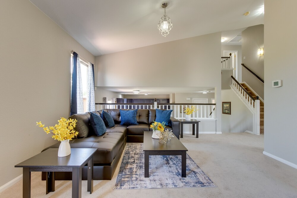 Spacious Aurora Home: 20 Mi to Downtown Denver!