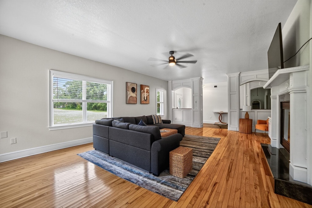 Lakeland Oasis Hot Tub, Lanai & Fire Pit 3 Bedroom Home