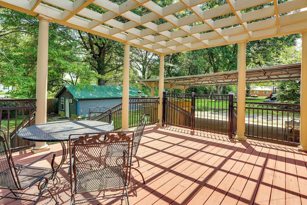 Walk to Dtwn & Freed-hardeman: Home w/ Fenced Yard