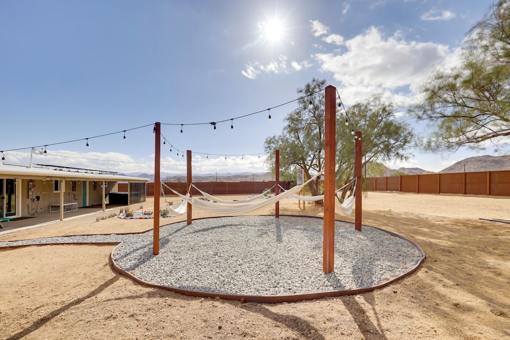 Mtn-view Home ~ 8 Mi to Joshua Tree Natl Park!