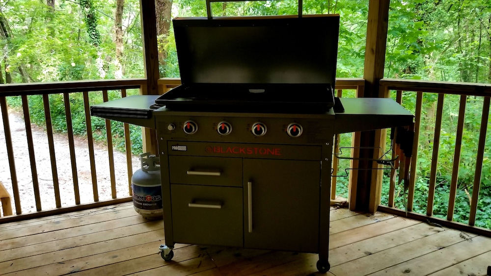 Bear Creek Lodge and Cabins in Helen Ga - Pet Friendly, River on Property, Walking Distance to downtown Helen