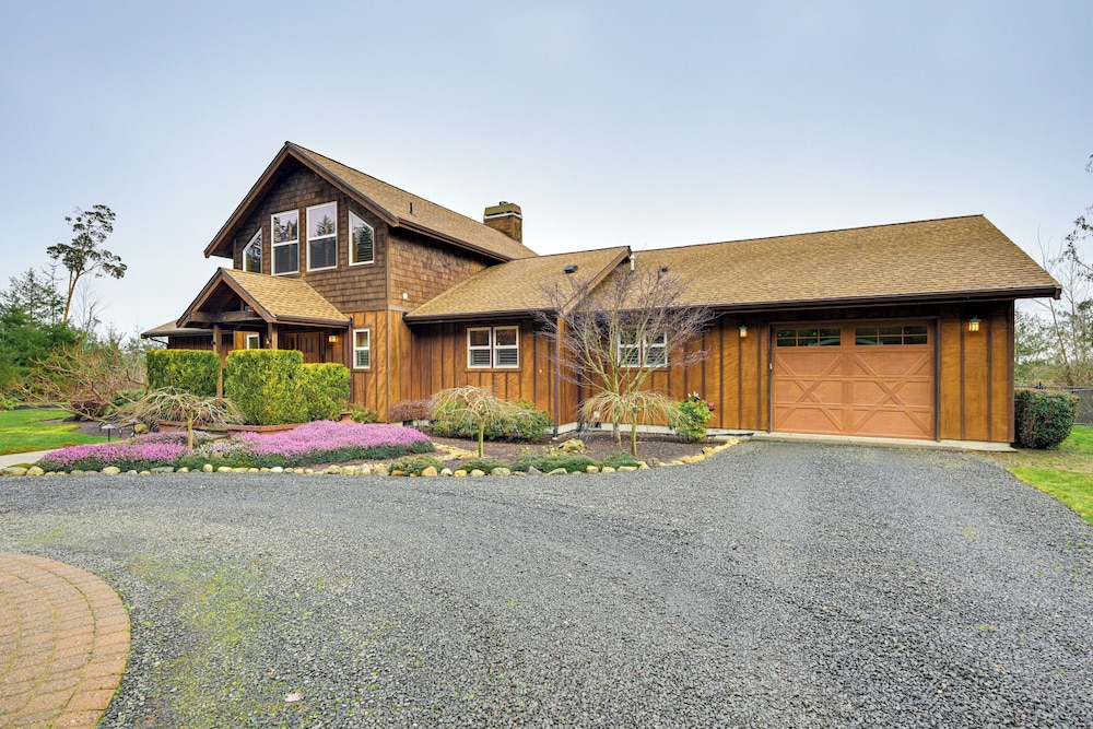 Gorgeous Home w/ Mt Rainier Views: 4 Mi to Poulsbo