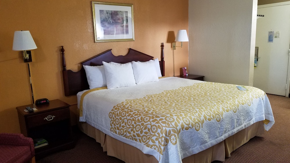 Days Inn by Wyndham Amherst view 4