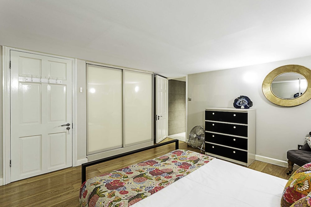 Elegance in Westminster: Victoria Vibes Apartment