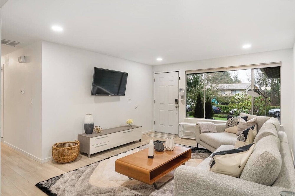 Comfortable Kirkland Home for Family & Remote Work