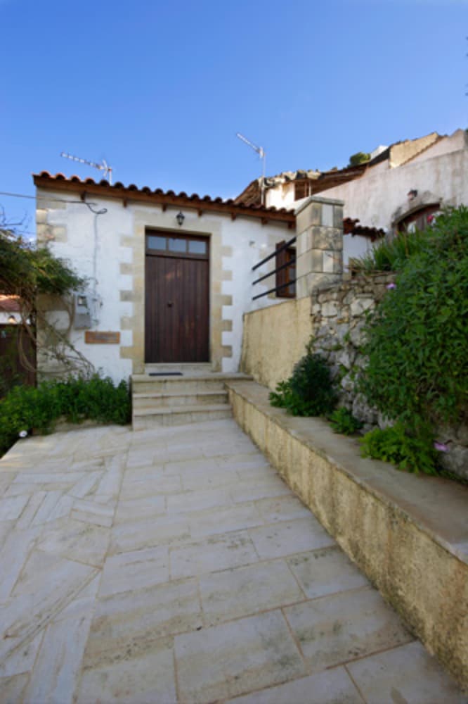 Fenareti Village House