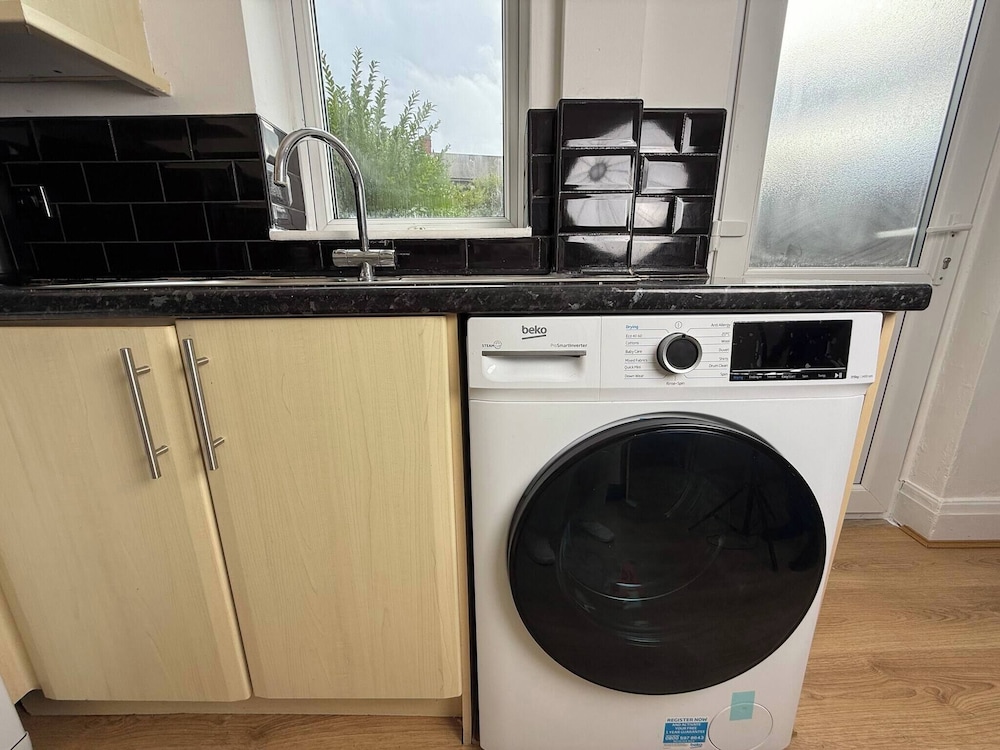 Urban Calm Spacious 3-bed Home With Free Parking