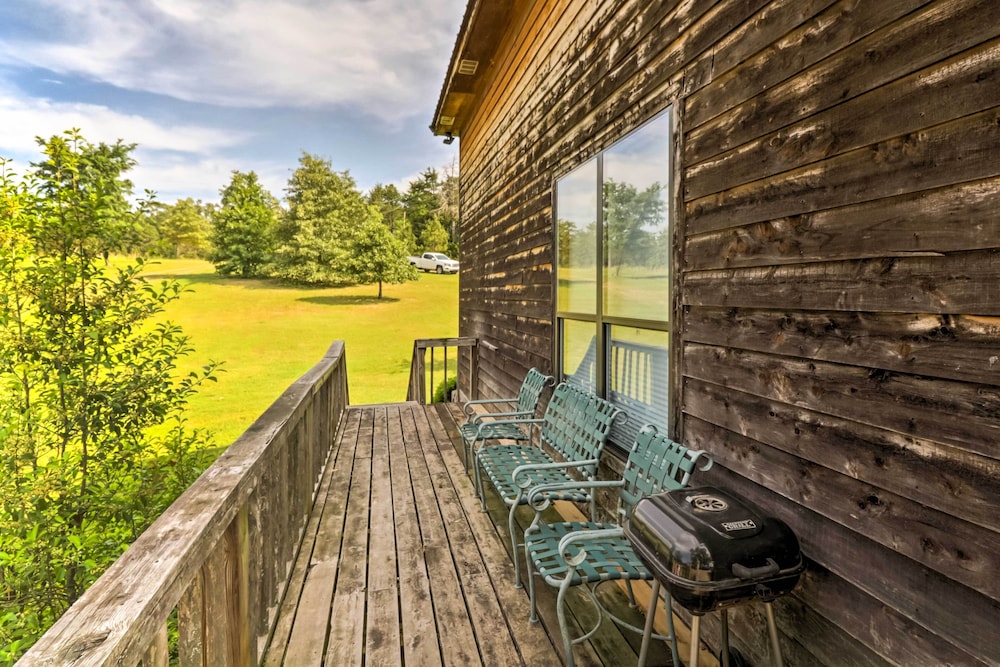 Rustic Lamar Cabin w/ Deck  Private Hot Tub - Property Image 13