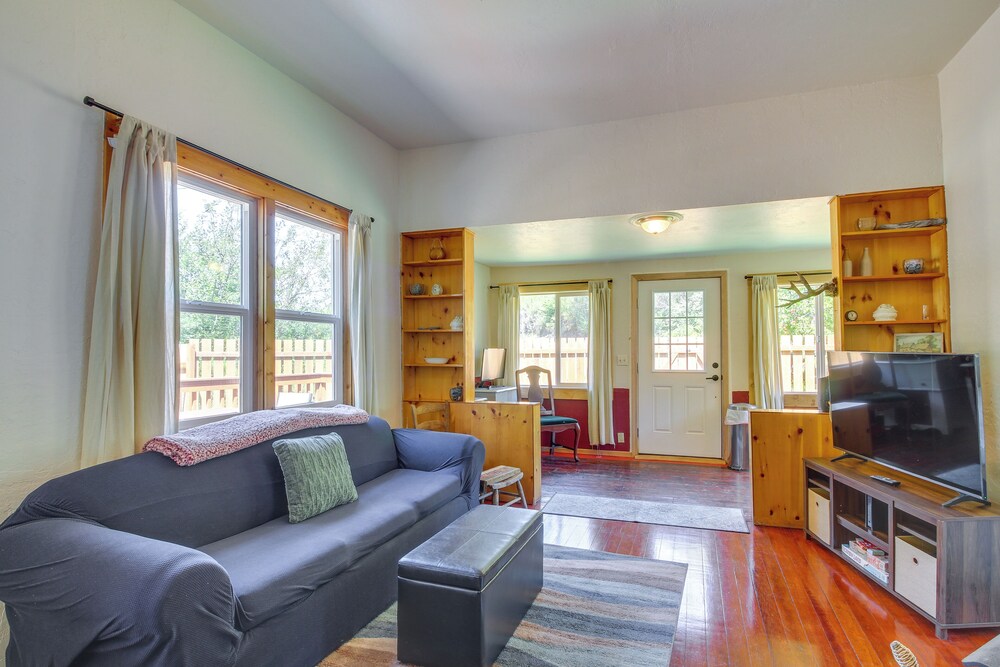 < 1 Mi to Coquille River: Cottage w/ Private Yard!