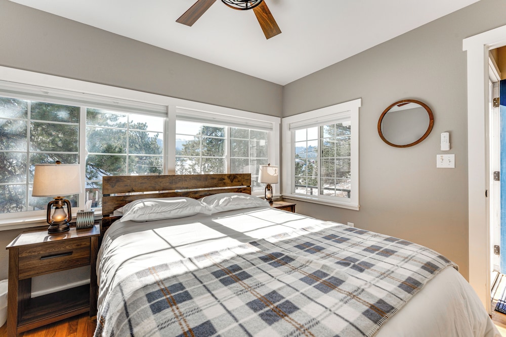 Steps to Estes Lake: Mtn-view Hideaway w/ Hot Tub!