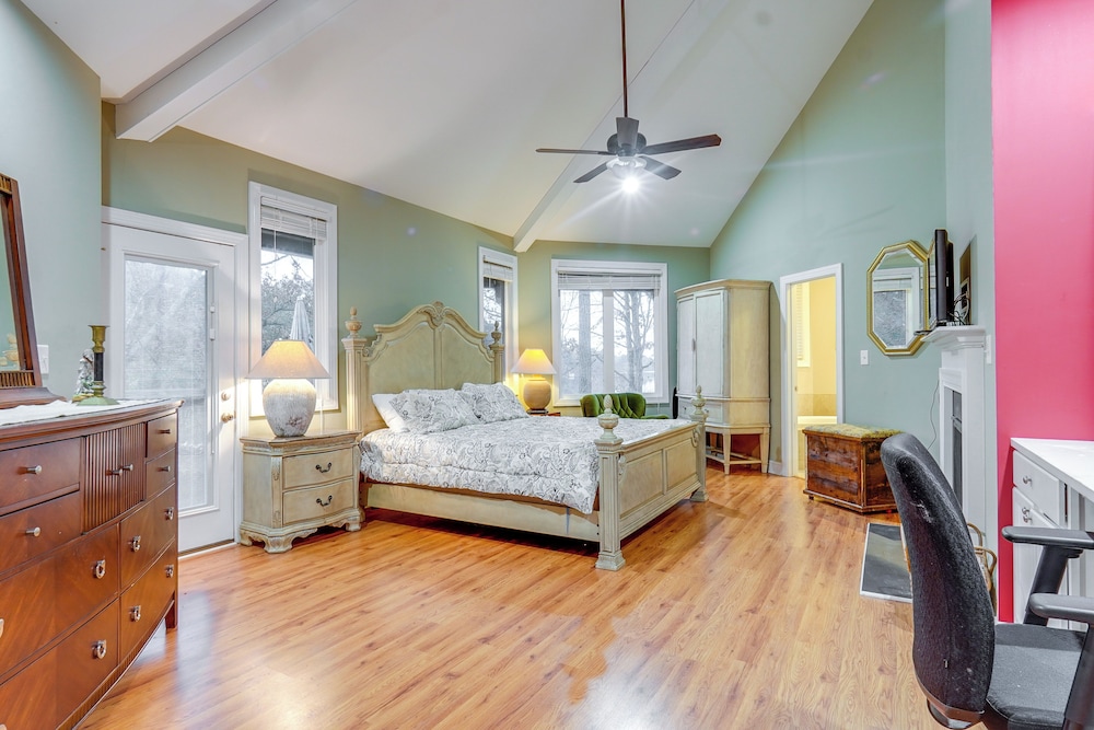 Spacious Lakefront Apt w/ Deck in Fayetteville!