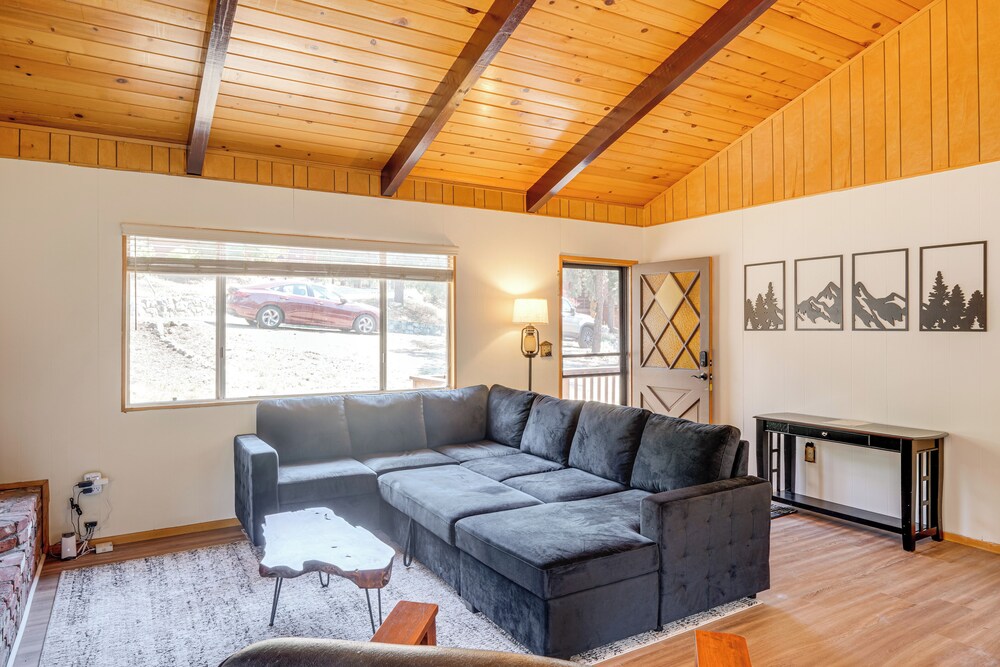 Mountain-view Haven w/ Deck in Pine Mountain Club