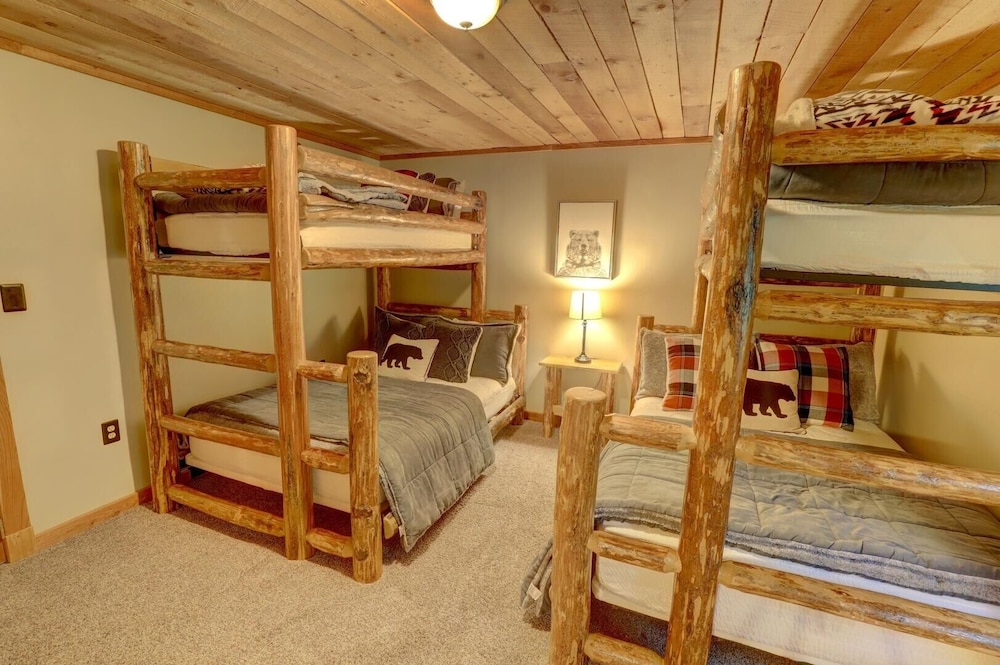 Holiday House 4 Bedroom Chalet by RedAwning view 3