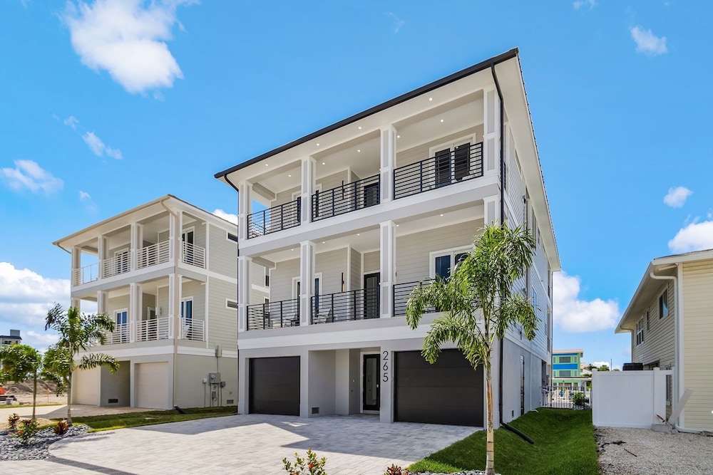 141 Brand New Luxury 6br/6ba Build W/ Heated Pool! 6 Bedroom Home