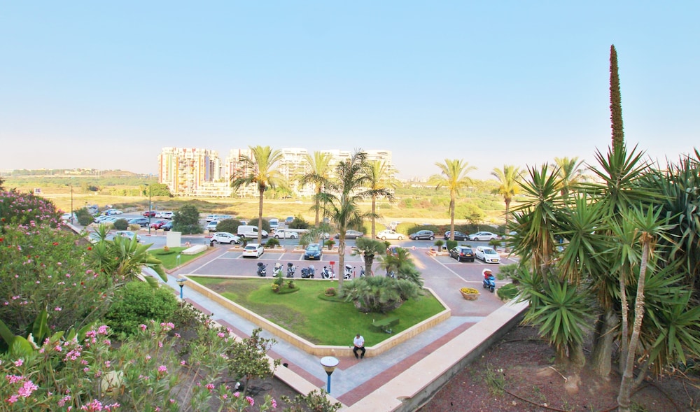 Luxurious Sea View 3BR Pool Spa and Gym