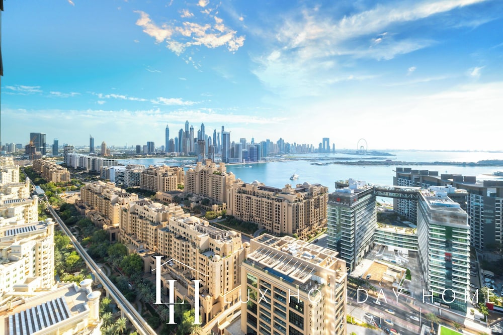 LUX Iconic Views at Palm Tower Studio