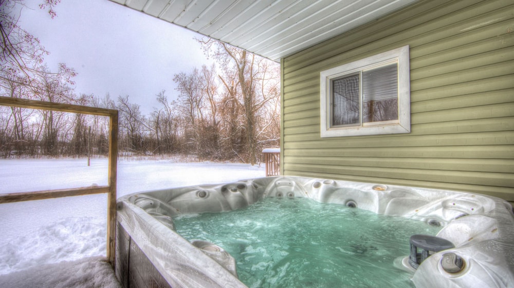 RARE FIND - 6 bdrm Very Private Cottage on 10 acres, Hot Tub, BBQ, Petfriendly