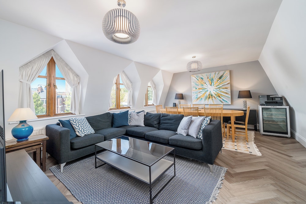 Chic 2BR Battersea Flat - Terrace & Pet-Friendly