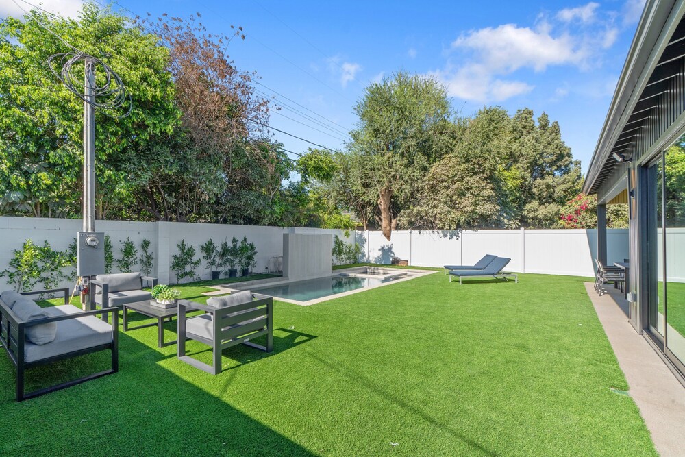 Noble Modern - Urban Sanctuary in Sherman Oaks With Poolside and Patio