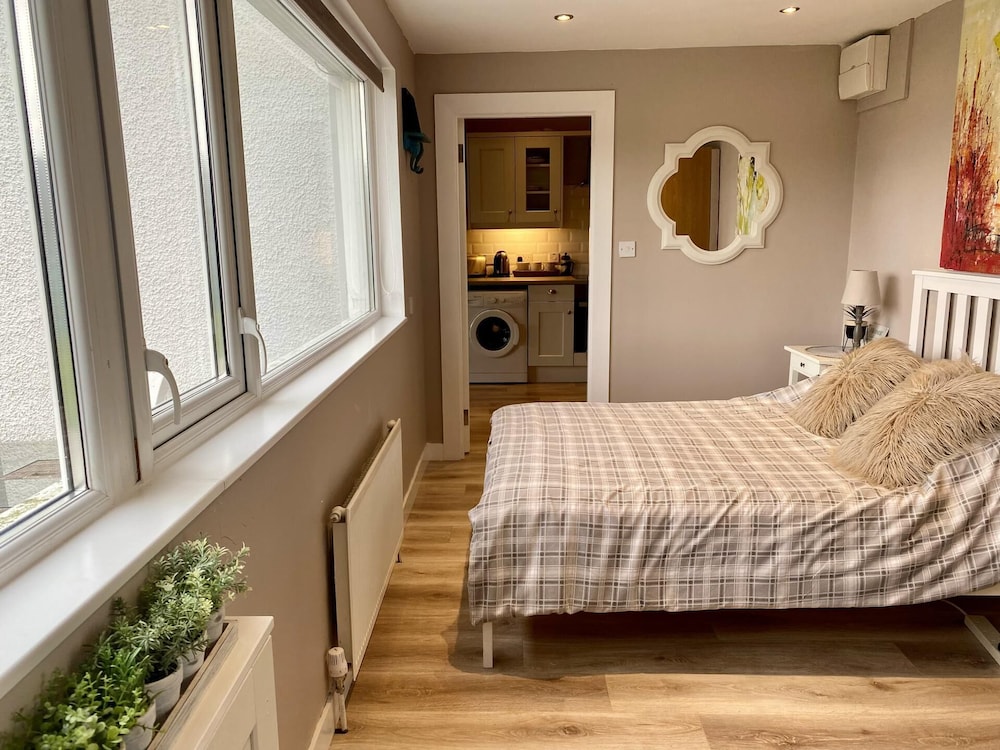 Ballygally Seaview and Garden 1 Bedroom Hideaway view 2