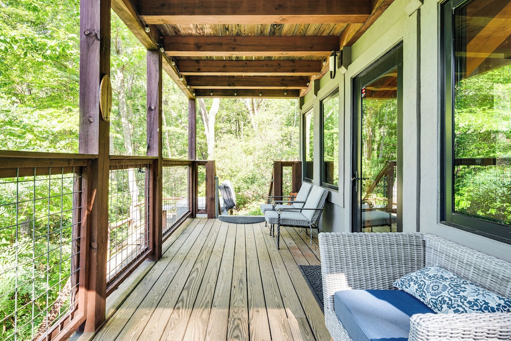 Hot Tub & Mtn Views: Modern Old Fort Hideaway!