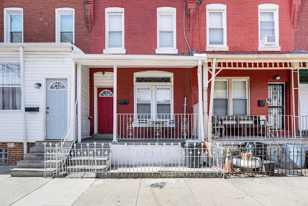 1 Mi to Philadelphia Zoo: Convenient Townhome!