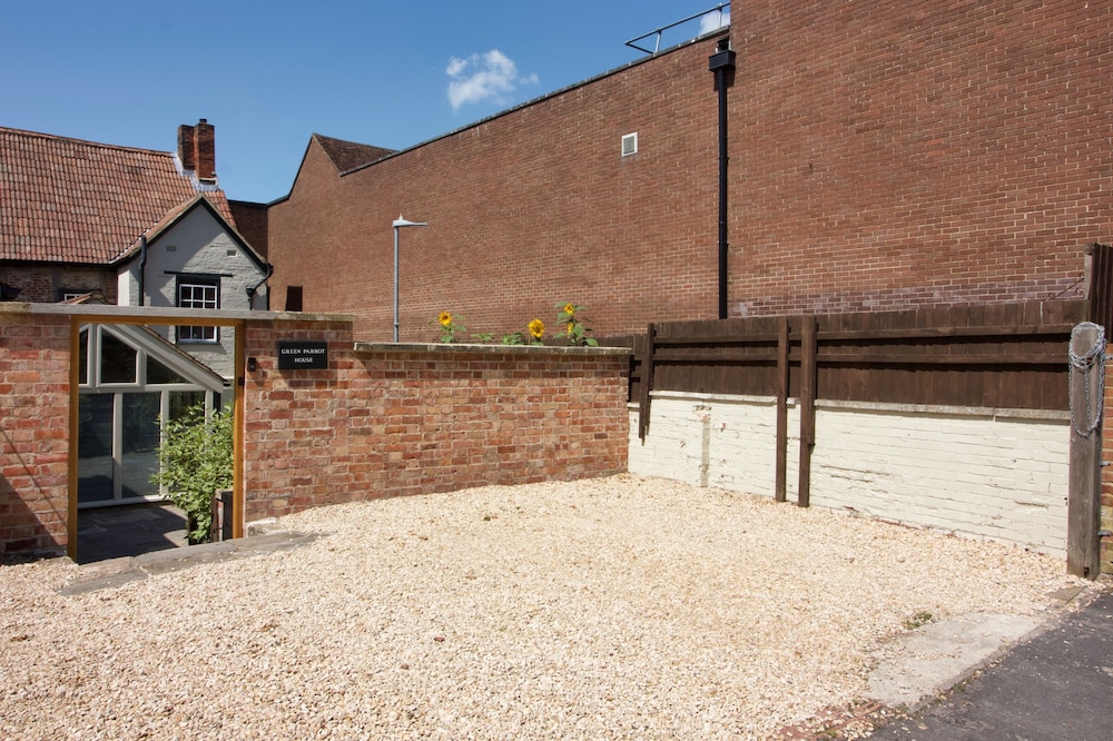 Devizes Vacations - The Green Parrot - Property Image 7