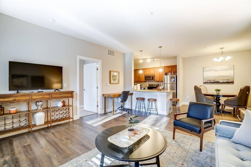 Polaris Luxury 2BR WFH Ready Pet Friendly