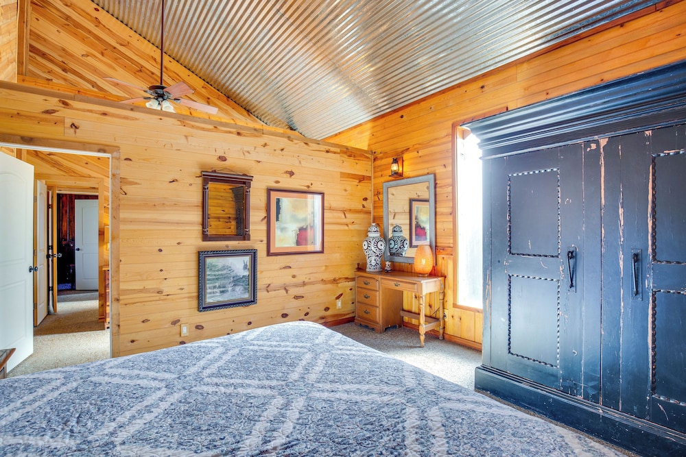 Indoor Pool & Boat Ramp: Lake Tawakoni Group Gem