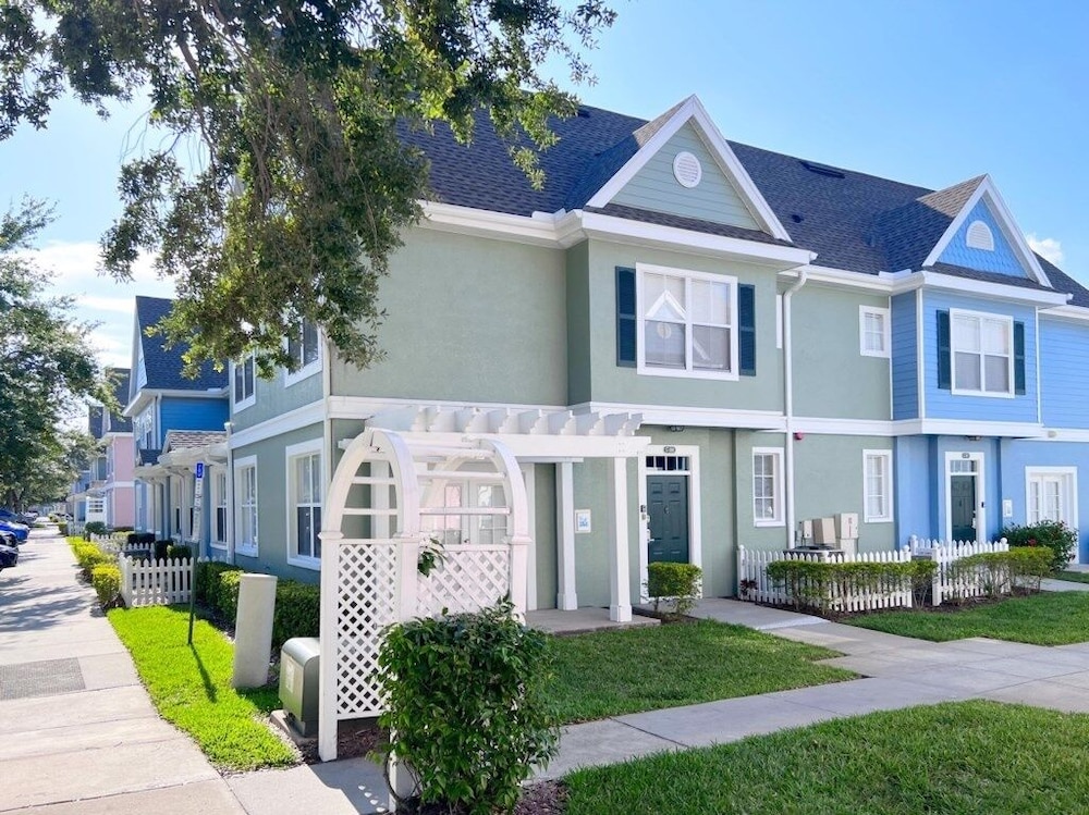 Sunshine Retreat 4 Bed Town Home-4017vbd 4 Bedroom Townhouse by RedAwning view 2